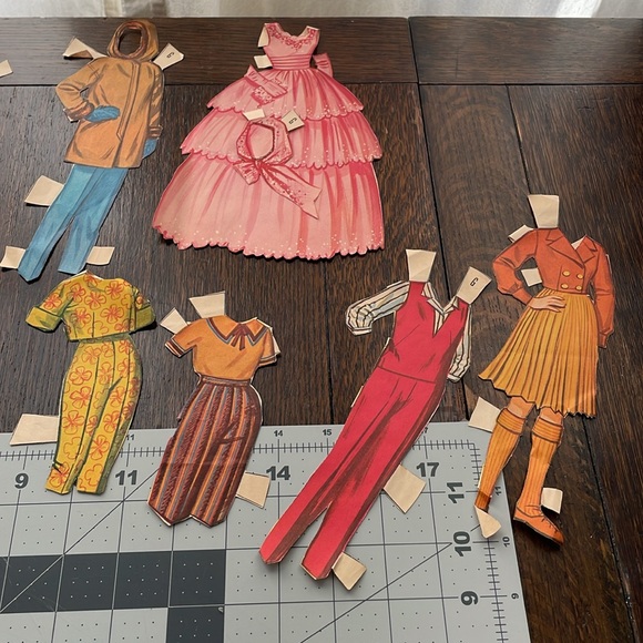 Vintage paper dolls, Teen Time Dolls, Merri and Ginny, two 10" stand-up dolls - Picture 5 of 10